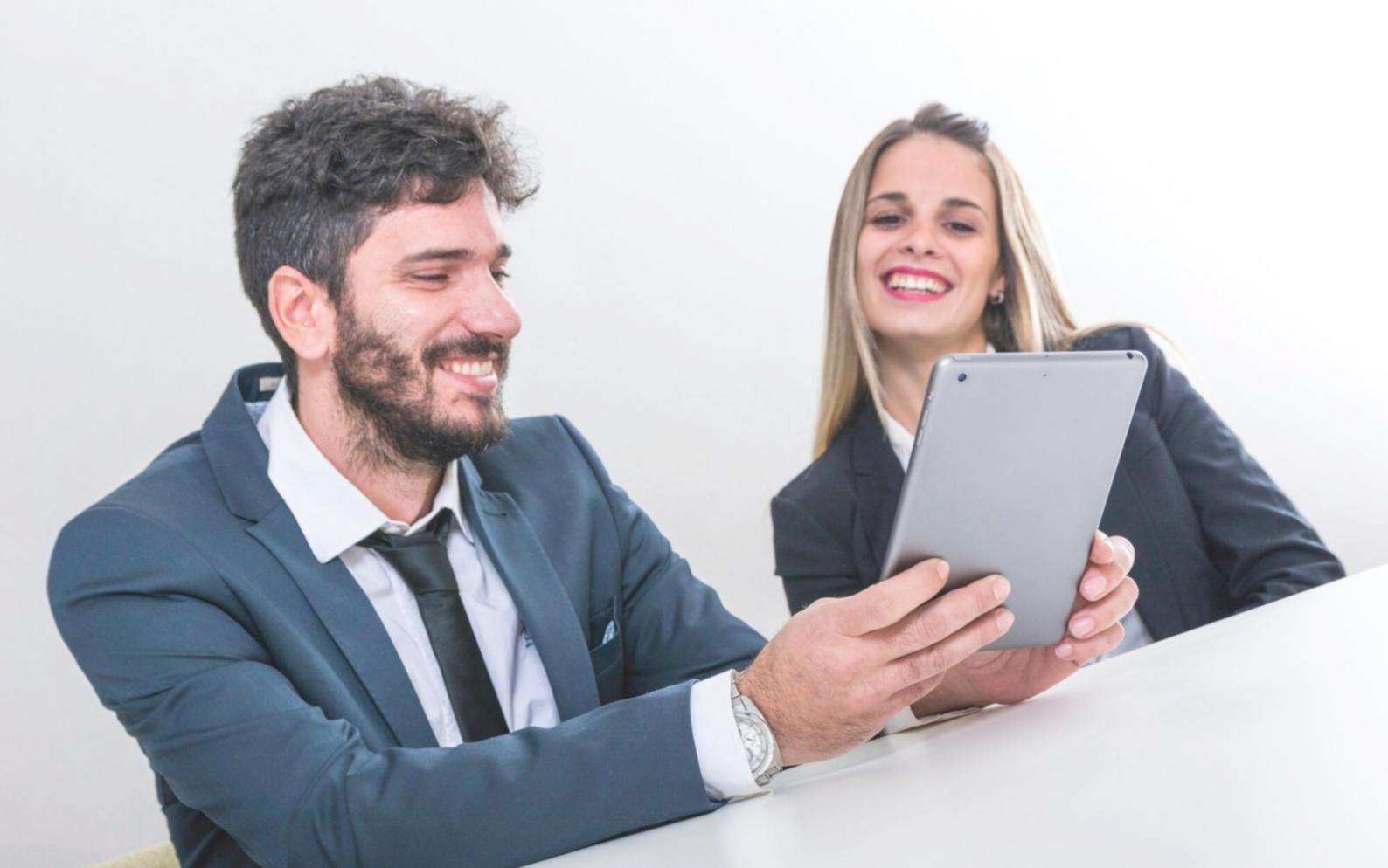 Espacio de trabajo colaborativo con documentación empresarial y ordenadores en ambiente profesional de formación