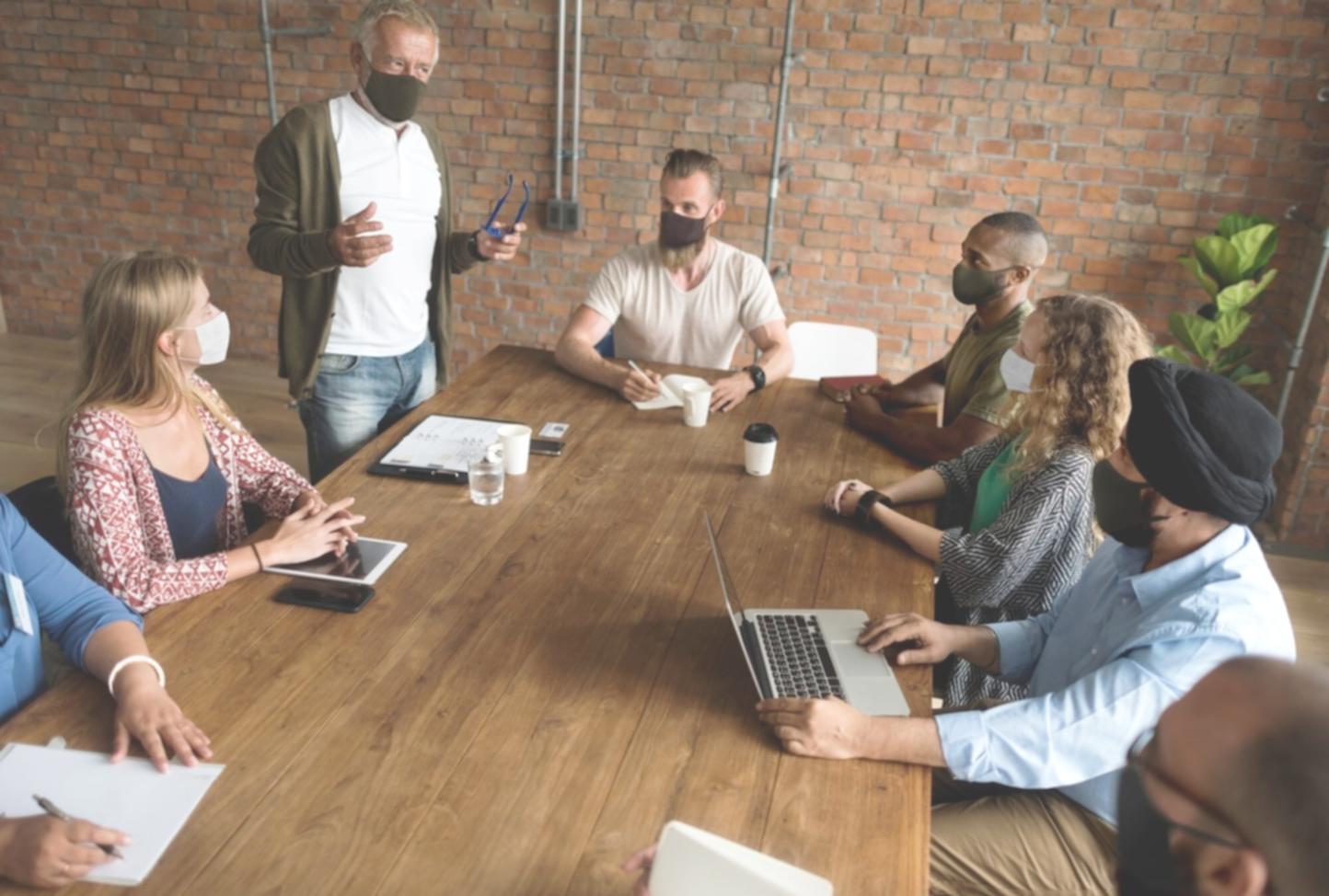 Equipo revisando documentación financiera para formación empresarial