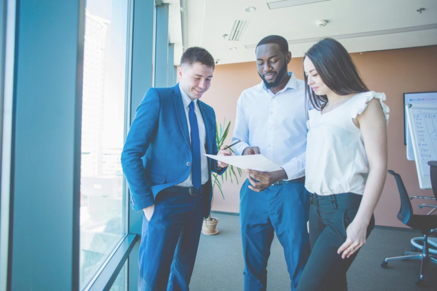 Espacio de trabajo con materiales de estudio sobre formación empresarial